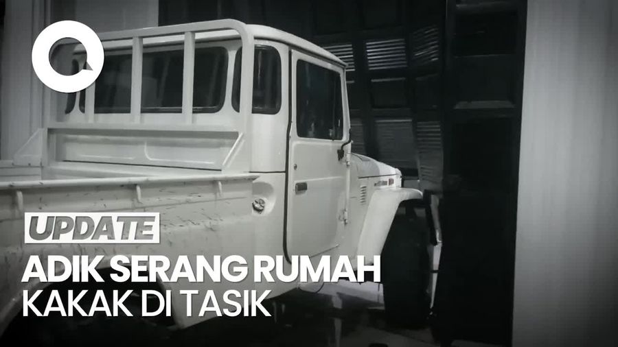 Video Aksi Koboi Adik Serang Rumah Kakak Bawa Pistol dan Golok