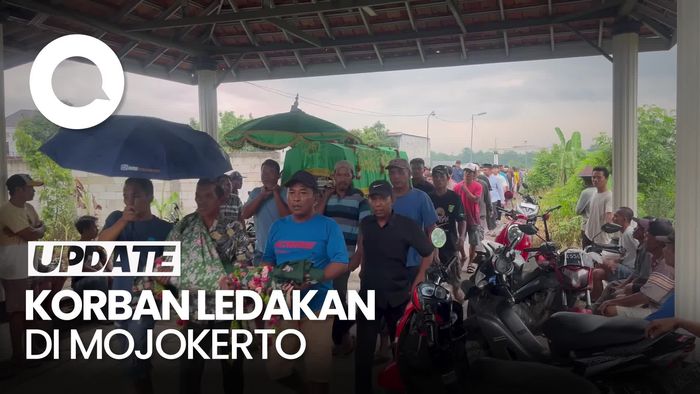 Video Ibu-Anak Korban Ledakan di Mojokerto Dimakamkan Satu Liang Lahad