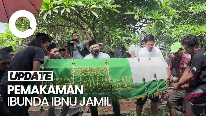 Video: Prosesi Pemakaman Ibunda Ibnu Jamil
