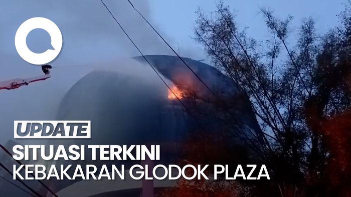 Video: Kebakaran di Glodok Plaza Belum Padam Setelah 8 Jam