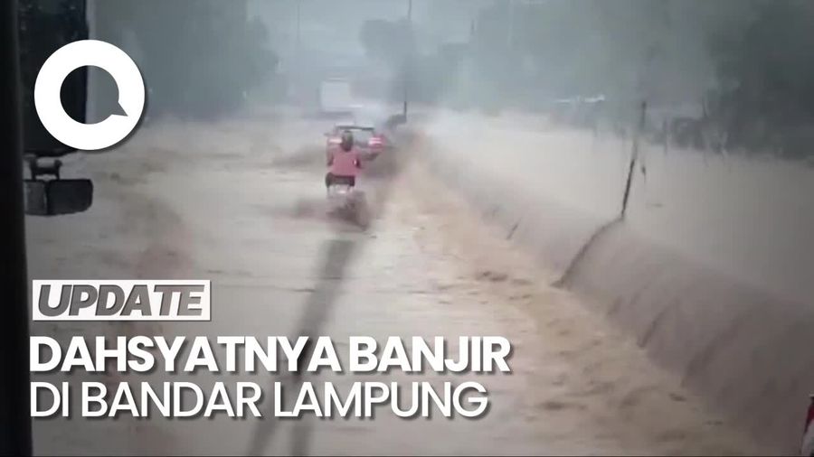 Video Detik-detik Jembatan di Lampung Ambruk Diterjang Banjir, Mobil-Kapal Hanyut