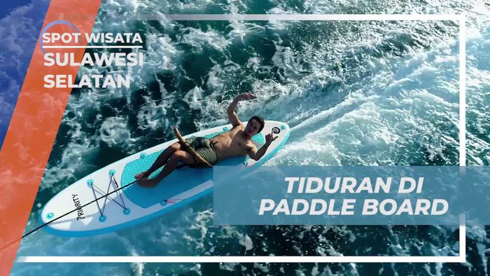 Bersenang-senang Tiduran di Paddle Board di Liukang Loe, Sulawesi Selatan