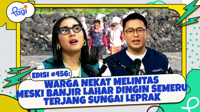 Warga Nekat Melintas Meski Banjir Lahar Dingin Semeru Terjang Sungai Leprak