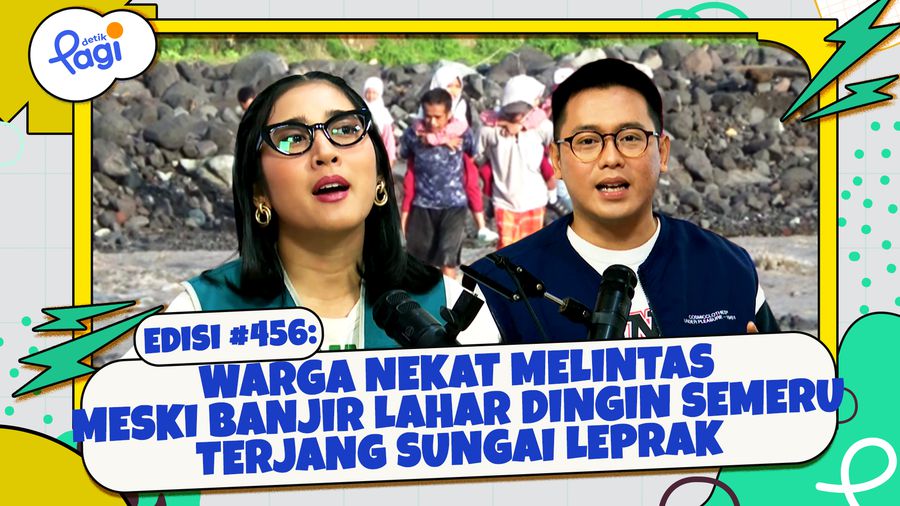 Warga Nekat Melintas Meski Banjir Lahar Dingin Semeru Terjang Sungai Leprak