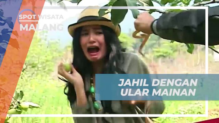 Jahil dengan Ular Mainan Saat Berpetualang di Malang