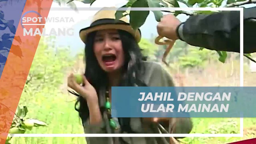 Jahil dengan Ular Mainan Saat Berpetualang di Malang