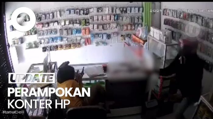 Video Rekaman CCTV Aksi Perampok Bersajam Gasak Konter HP di Sidrap
