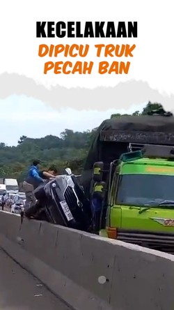 Video Kecelakaan di Tol Cipularang: Avanza Terjepit Truk dan Pembatas Jalan
