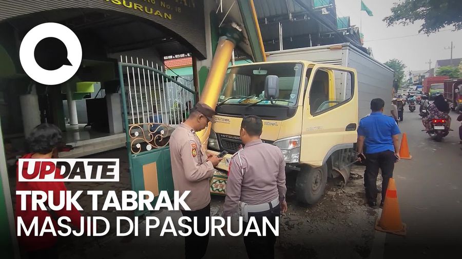 Video: Detik-detik Truk Tabrak Masjid di Pasuruan gegara Hindari Tukang Bakso