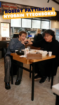 Video Ekspresi Robert Pattinson Setelah Nyobain Tteokbokki Pedas