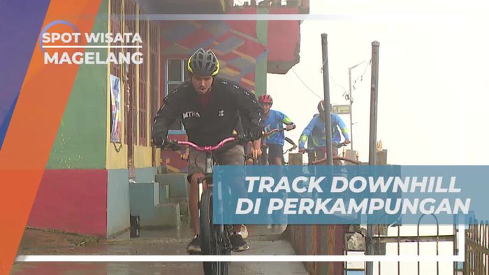 Menyusuri Trek Downhill di Dusun Butuh, Magelang, di Tengah Hujan