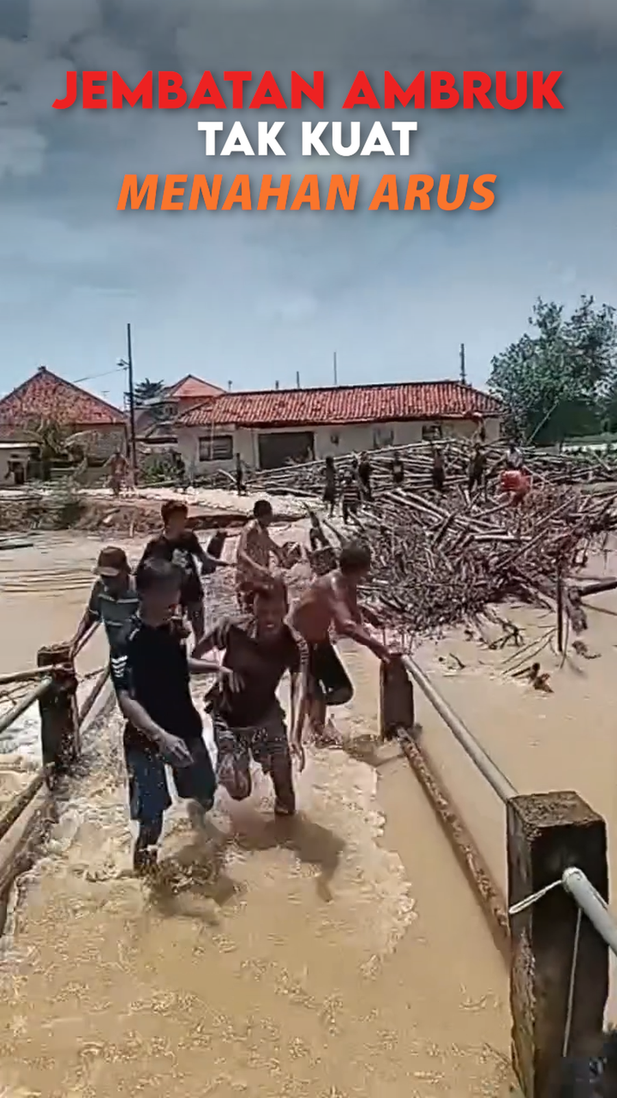 Video: Detik-detik Jembatan di Bangkalan Ambruk Terseret Luapan Air Sungai
