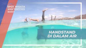 Tantang Diri dengan Handstand di Dalam Air di Pink Beach, Nusa Tenggara Barat