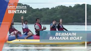 Bermain Banana Boat Seru di Pantai Bintan