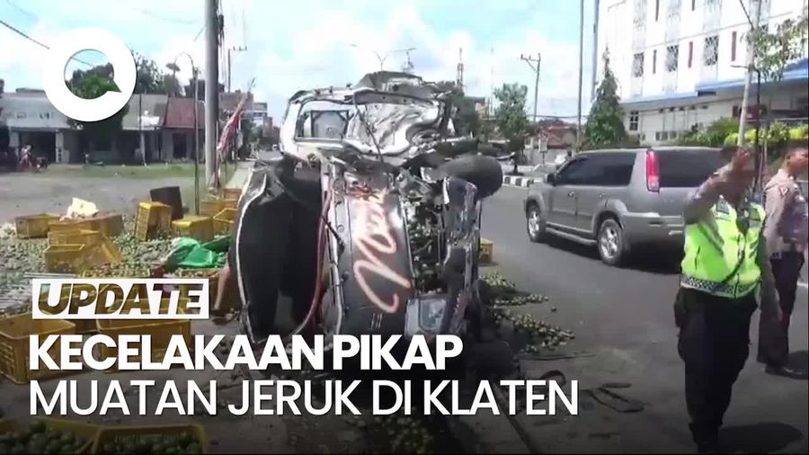Video: Pecah Ban, Pikap Muatan Jeruk di Klaten Tabrak Tiang Listrik dan Terbalik