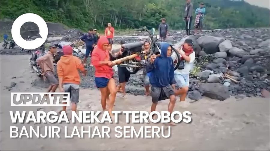Video Warga Nekat Seberangi Derasnya Banjir Lahar Semeru