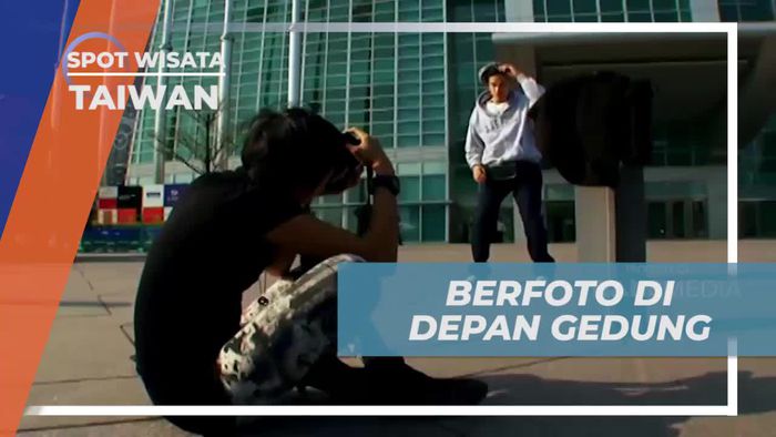 Berfoto di Depan Gedung Ikonik 101 Building, Taiwan
