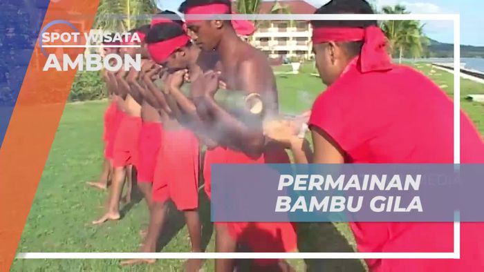 Mencoba Permainan Tradisional Bambu Gila di Ambon