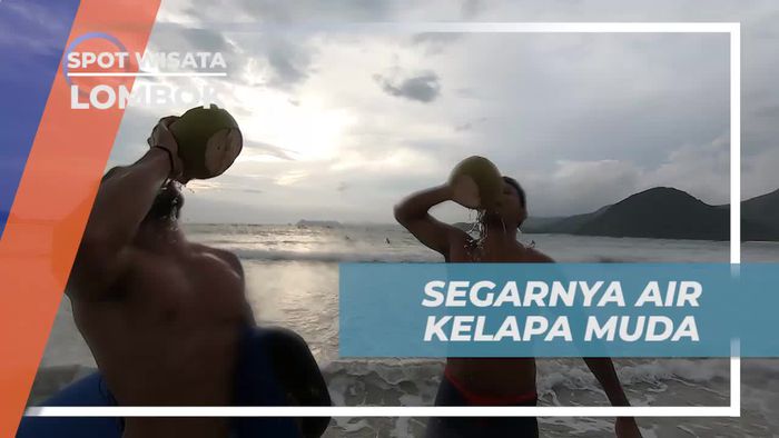 Menikmati Segarnya Air Kelapa Muda di Pantai Selong Belanak, Lombok