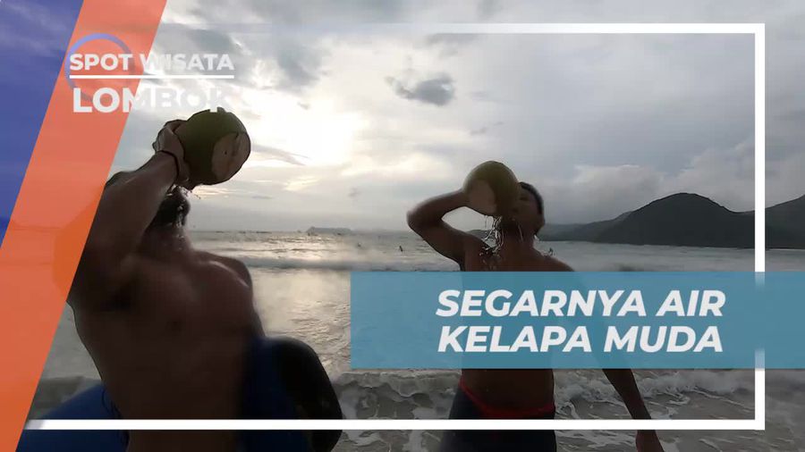 Menikmati Segarnya Air Kelapa Muda di Pantai Selong Belanak, Lombok