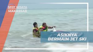 Bermain Jetski Seru di Pantai Makassar dengan Gelombang Tinggi