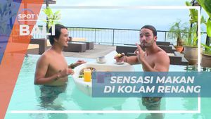 Menyantap Floating Lunch di Kolam Renang Penginapan, Bali