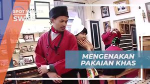 Mengenakan Pakaian Khas di Volendam, Belanda