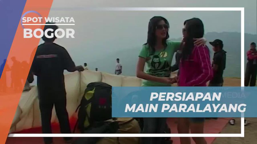 Bersiap Menerbangkan Paralayang di Puncak Pass, Bogor