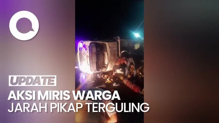 Video: Warga Jarah Durian, Uang, hingga STNK dari Pikap Terguling di Lampung