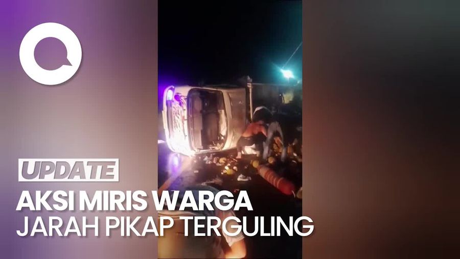 Video: Warga Jarah Durian, Uang, hingga STNK dari Pikap Terguling di Lampung