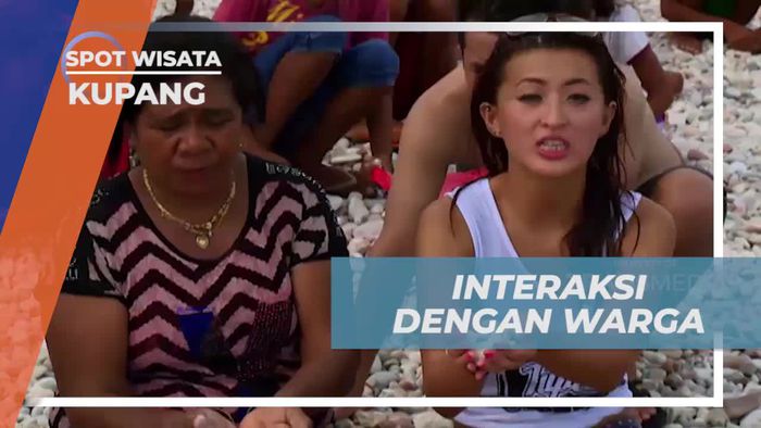 Berinteraksi dengan Warga Lokal yang Mengumpulkan Batu Halus di Pantai Kolbano, Kupang