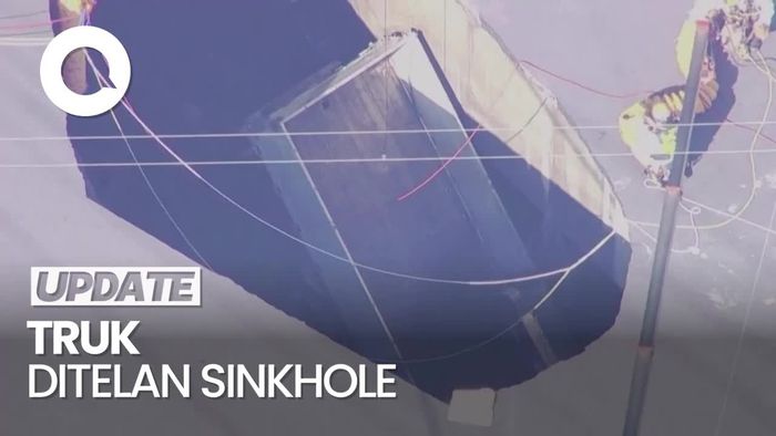 Video: Truk Ditelan Sinkhole yang Muncul di Persimpangan Jalan di Jepang