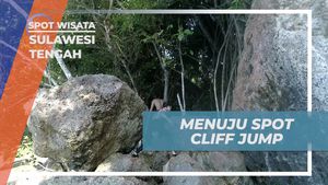 Mendaki Bukit Menuju Spot Cliff Jumping di Sulawesi Tengah