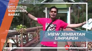 Mengagumi Pemandangan dari Jembatan Limpapeh, Bukittinggi, Sumatra Barat