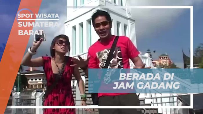 Berfoto di Ikon Jam Gadang, Bukittinggi, Sumatra Barat