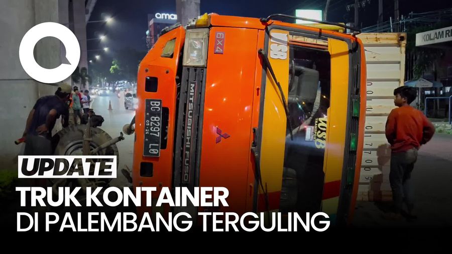 Video: Penampakan Truk Kontainer Tabrak Tiang LRT di Palembang hingga Terguling