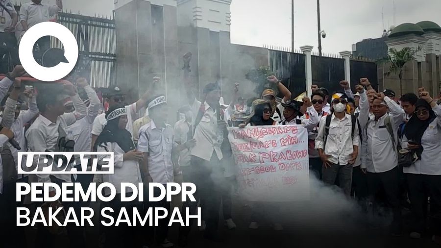 Video: Demo di DPR, Massa Pegawai Honorer Bakar-bakar Sampah
