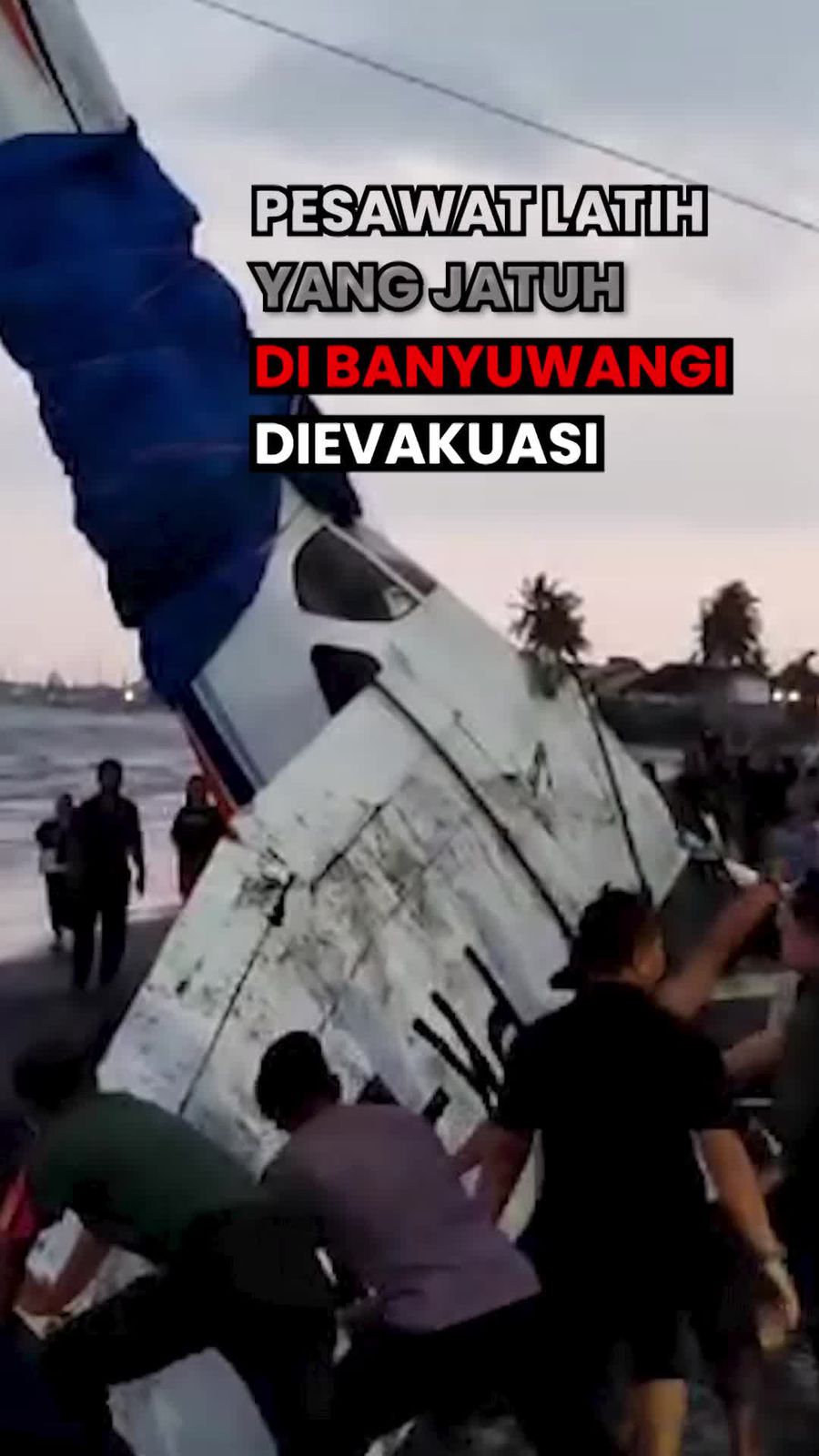 Video: Momen Evakuasi Pesawat Latih yang Jatuh di Banyuwangi