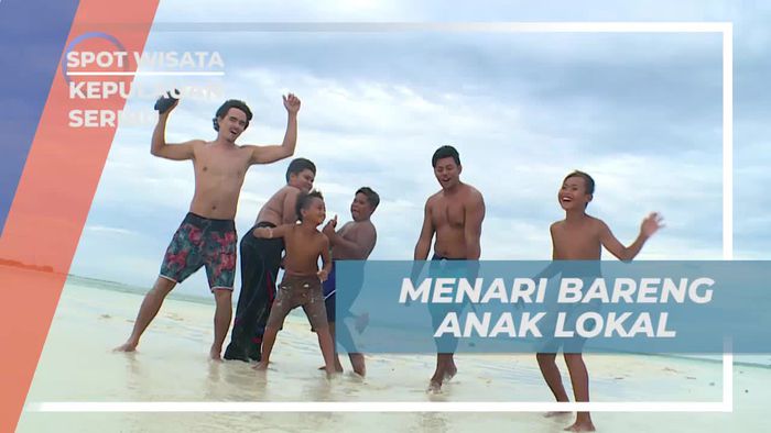Bersantai dan Menari Bersama Anak Lokal di Gusungan Pasir, Kepulauan Seribu