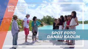 Berpose Ceria di Danau Kaolin yang Menyegarkan, Belitung   