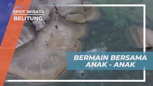 Bermain dengan Anak-Anak di Pantai Laskar Pelangi, Belitung