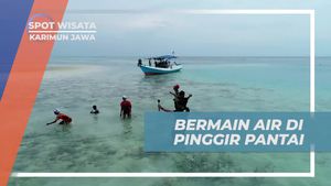 Bermain Air di Pinggir Pantai Karimun Jawa yang Jernih