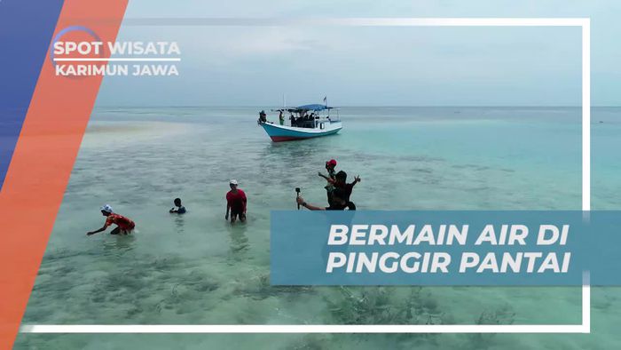 Bermain Air di Pinggir Pantai Karimun Jawa yang Jernih