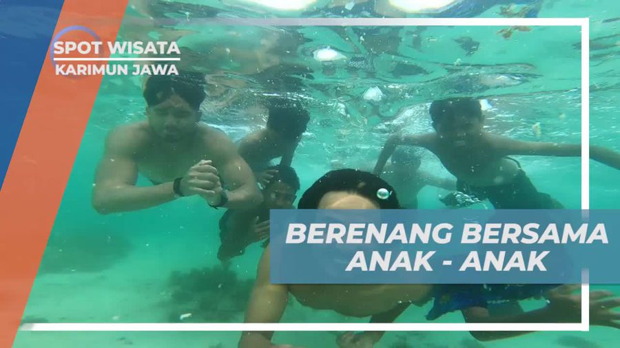 Berenang Bersama Anak-Anak di Laut Karimun Jawa yang Indah