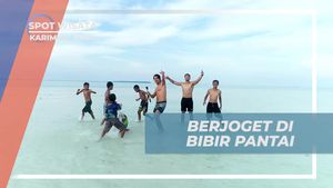 Berjoget Riang di Pinggir Pantai Karimun Jawa