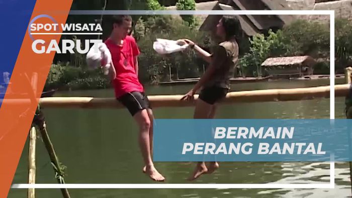 Bersenang-senang Dengan Perang Bantal di Atas Air di Kampung Sampireun, Garut