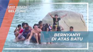 Bernyanyi Riang di Atas Batu Pantai Laskar Pelangi, Belitung