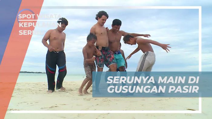 Bersenang-senang Bermain Sepak Bola di Gusungan Pasir, Kepulauan Seribu