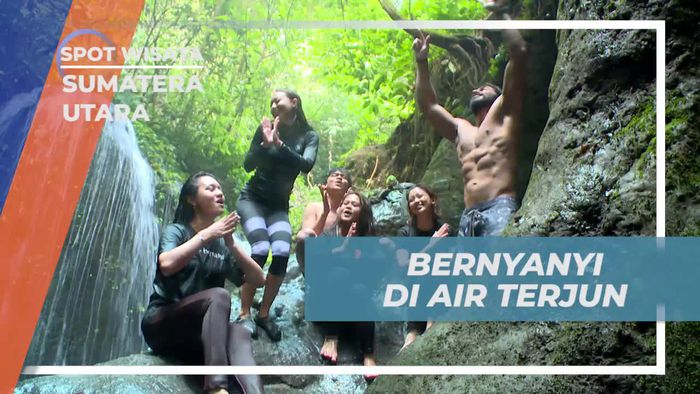 Bersantai dan Bernyanyi di Pinggir Air Terjun Teroh-Teroh, Sumatera Utara