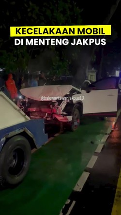 Video: 2 Mobil Ringsek Kecelakaan gegara Aksi Terobos Lampu Merah di Jakpus